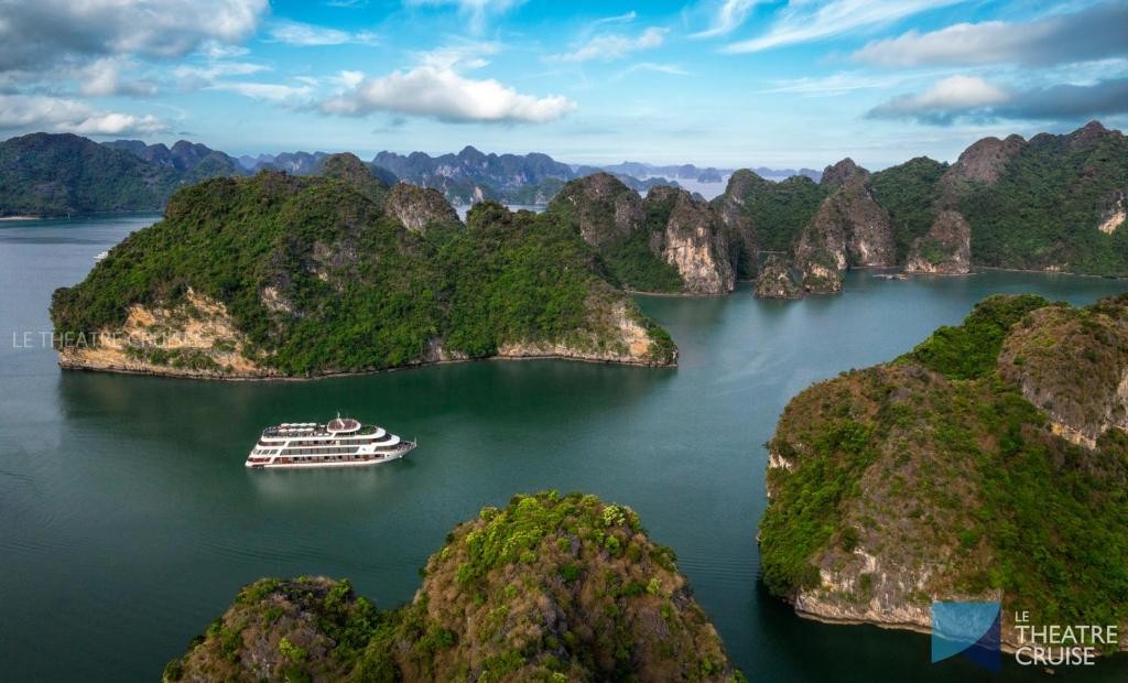 Le Theatre Cruises – Wonder on Lan Ha Bay