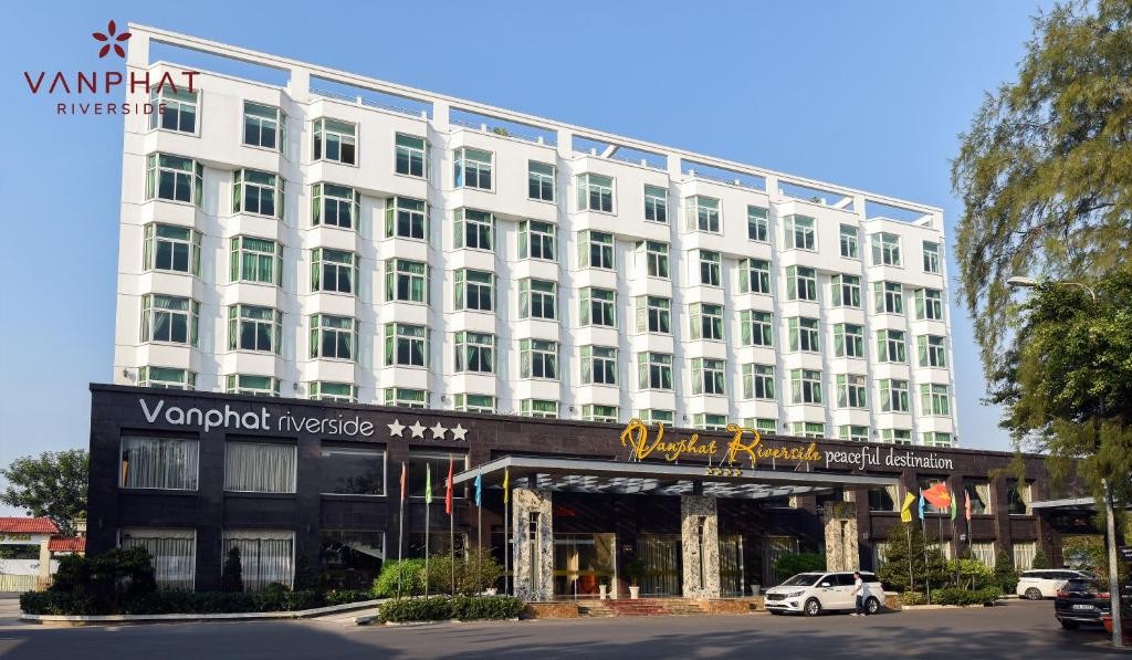 Van Phat Riverside Hotel